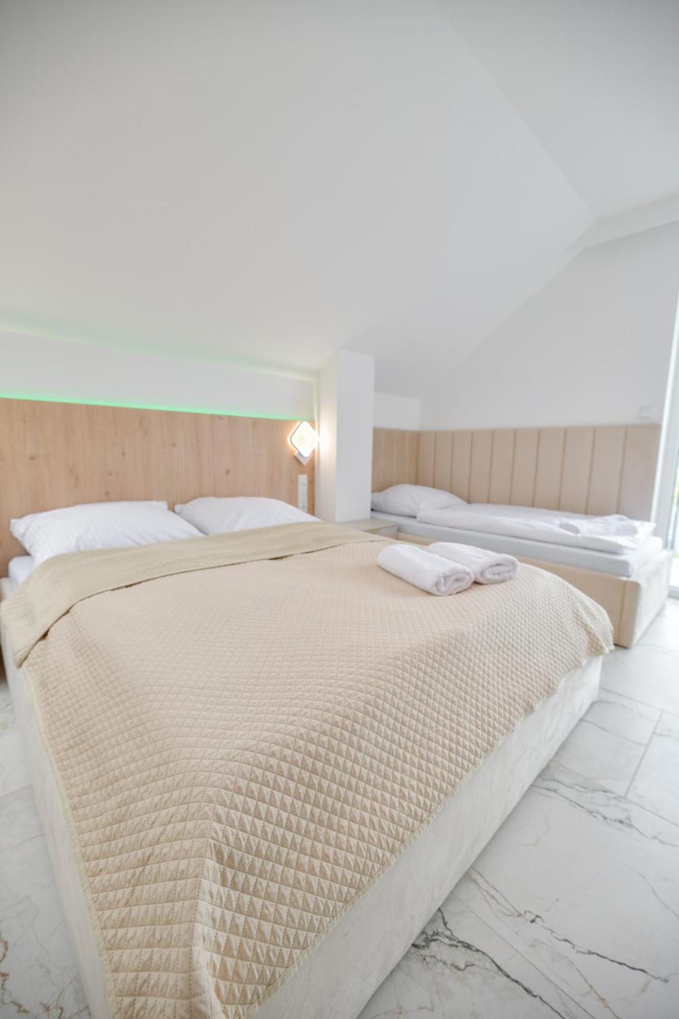 Sloneczne Wzgorze Zator Apartment Bagian luar foto