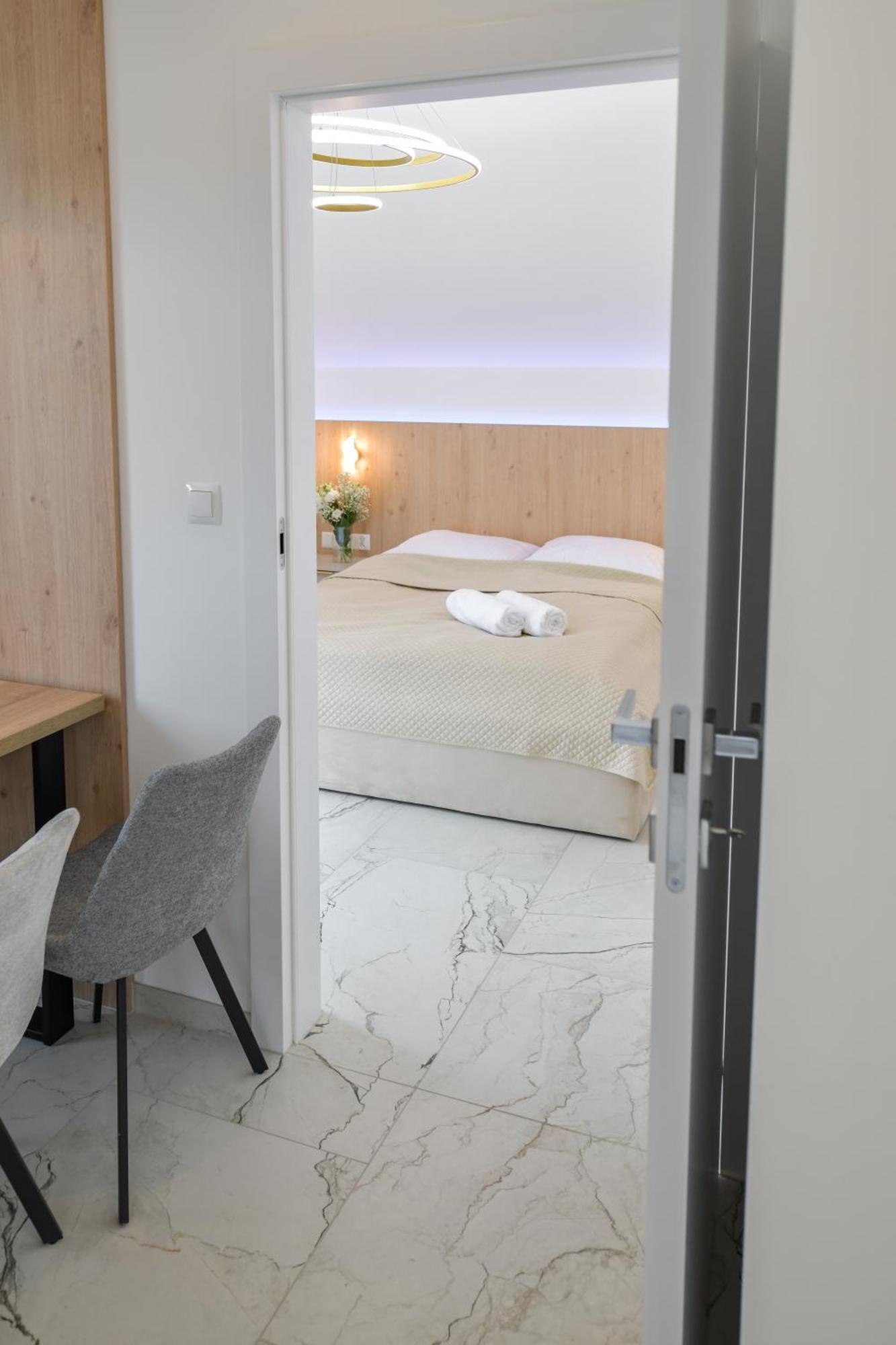 Sloneczne Wzgorze Zator Apartment Bagian luar foto